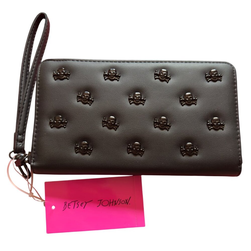 Betsey Johnson Black Skull Embossed Wristlet Wallet With Card Slots & Zipper Clo